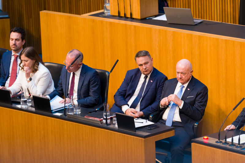 Blick auf die Regierungsbank. Von links: Bildungsminister Christoph Wiederkehr (NEOS), Familienministerin Claudia Bauer (ÖVP), Innenminister Gerhard Karner (ÖVP), Vizekanzler Andreas Babler (SPÖ), Bundeskanzler Christian Stocker (ÖVP)