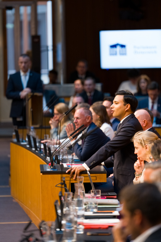 Klubobmann Yannik Shetty (NEOS) am Wort