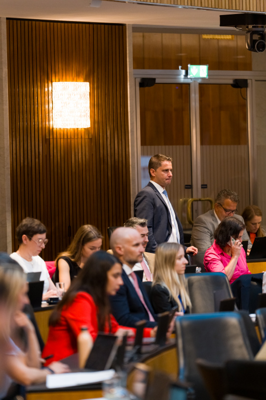 Blick ins Plenum. Nationalratsabgeordneter Lukas Brandweiner (ÖVP)