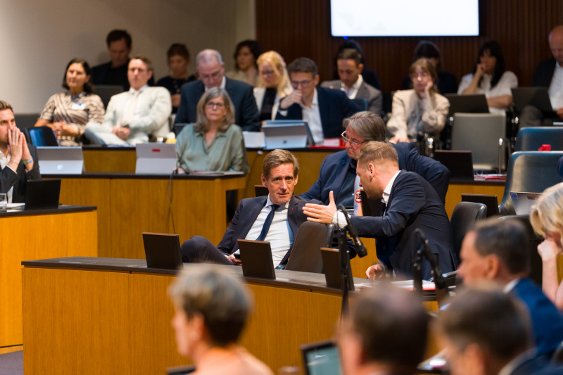Blick ins Plenum. Von links: Nationalratsabgeordneter Kai Jan Krainer (SPÖ), Nationalratsabgeordneter Josef Muchitsch (SPÖ), Klubobmann Philip Kucher (SPÖ)