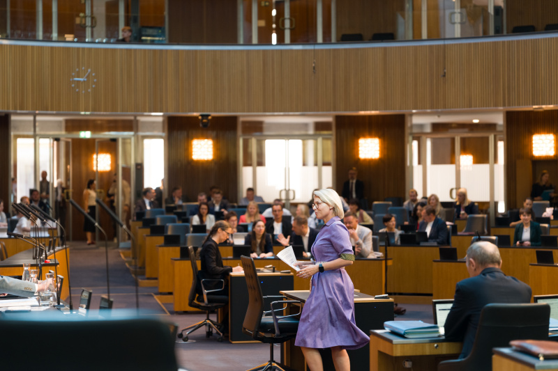Nationalratsabgeordnete Ricarda Berger (FPÖ) auf dem Weg zum Redepult