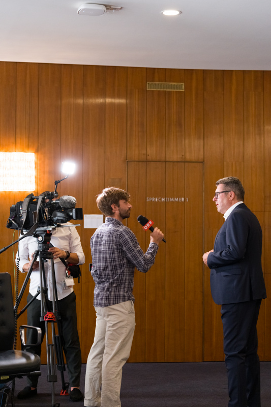 Medienvertreter im Ende der Sitzungswoche