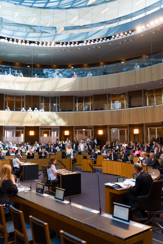 Blick ins Plenum - Abstimmung über das Doppelbudget 2027/2028