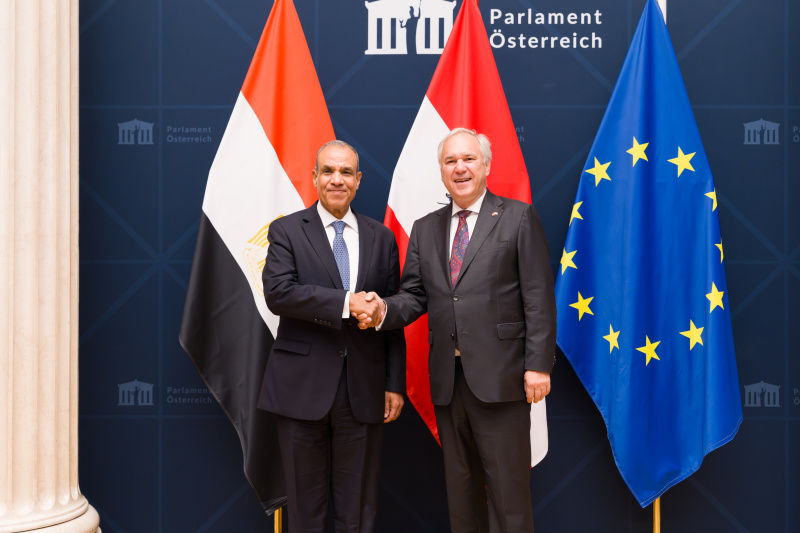 Fahnenfoto. Von links: ägyptischer Außenminister Badr Abdelatty, Nationalratspräsident Walter Rosenkranz (FPÖ)