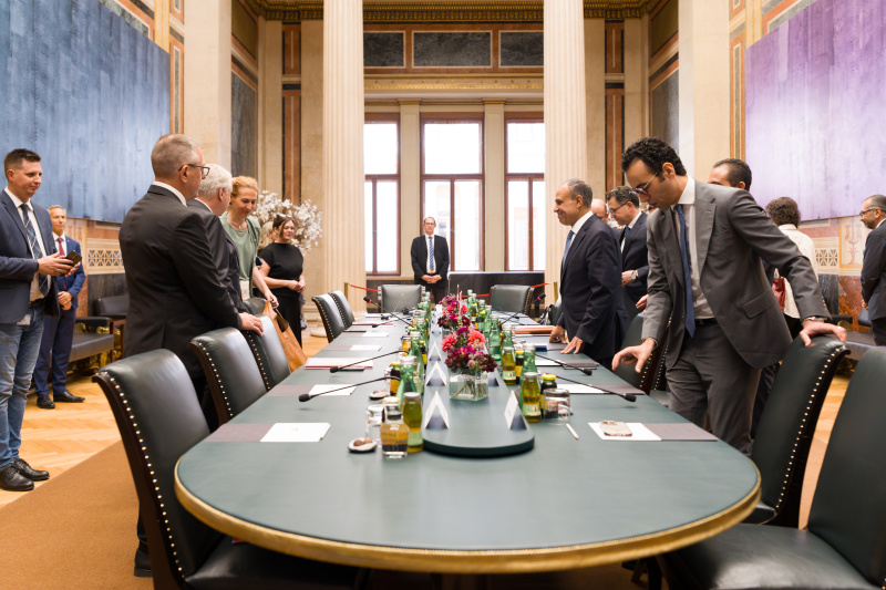 Arbeitsgespräch. Linke Tischhälfte: österreichische Delegation unter der Leitung von Nationalratspräsident Walter Rosenkranz (FPÖ) (2. von links). Rechte Tischhälfte: ägyptische Delegation unter der Leitung des ägyptischen Außenministers Badr Abdelatty (3. von rechts)