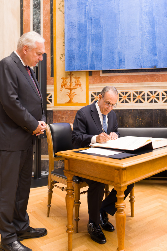 Gästebucheintrag. Von links: Nationalratspräsident Walter Rosenkranz (FPÖ), ägyptischer Außenminister Badr Abdelatty