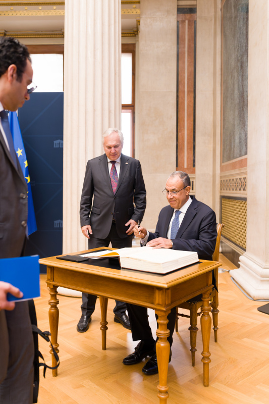 Gästebucheintrag. Von links: Nationalratspräsident Walter Rosenkranz (FPÖ), ägyptischer Außenminister Badr Abdelatty