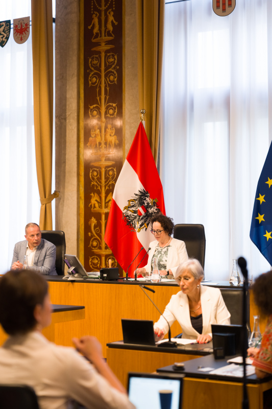Christine Schwarz-Fuchs (ÖVP) am Präsidium nach Vorsitzübernahme durch das Land Vorarlberg