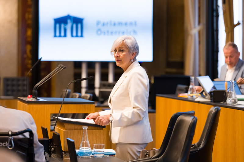 Justizministerin Anna Sporrer (SPÖ) am Wort