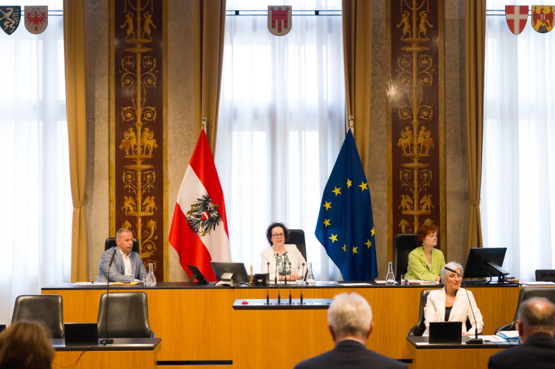 Am Präsidium Bundesratspräsidentin Christine Schwarz-Fuchs (ÖVP)
