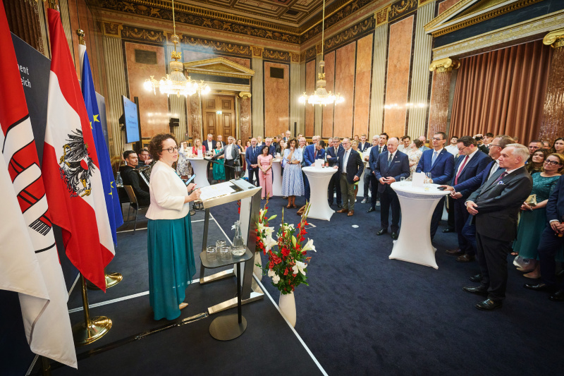 Ansprache Bundesratspräsidentin Christine Schwarz-Fuchs (ÖVP). Blick Richtung Veranstaltungsteilnehmerinnen und -teilnehmer