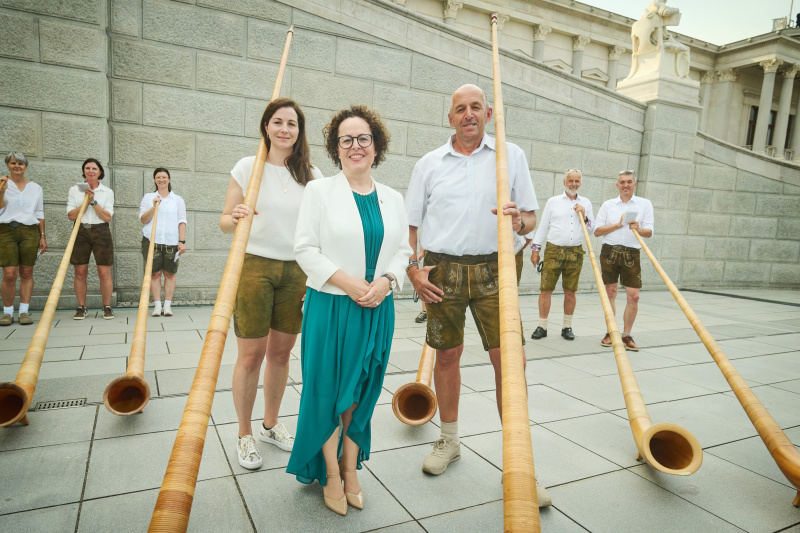 Bundesratspräsidentin Christine Schwarz-Fuchs (ÖVP) und die Warther Alphornbläser