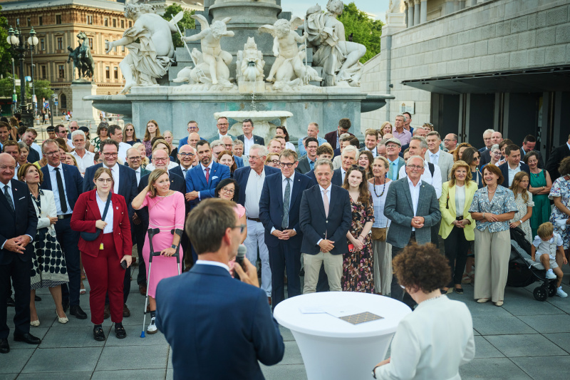 Landeshauptmann von Vorarlberg Markus Wallner am Wort. Blick Richtung Veranstaltungsteilnehmerinnen und -teilnehmer
