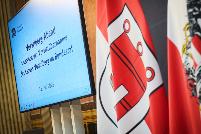 Monitor und Vorarlberger Landesflagge