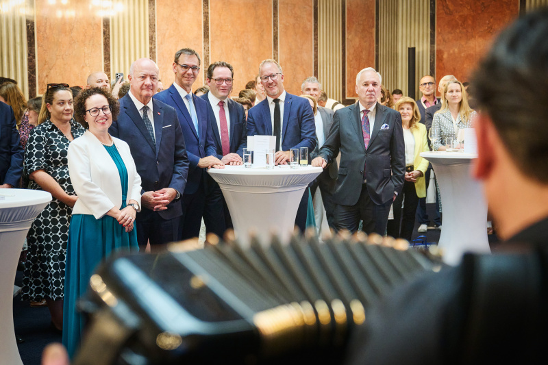Musikalische Untermalung. Blick Richtung Veranstaltungsteilnehmerinnen und -teilnehmer