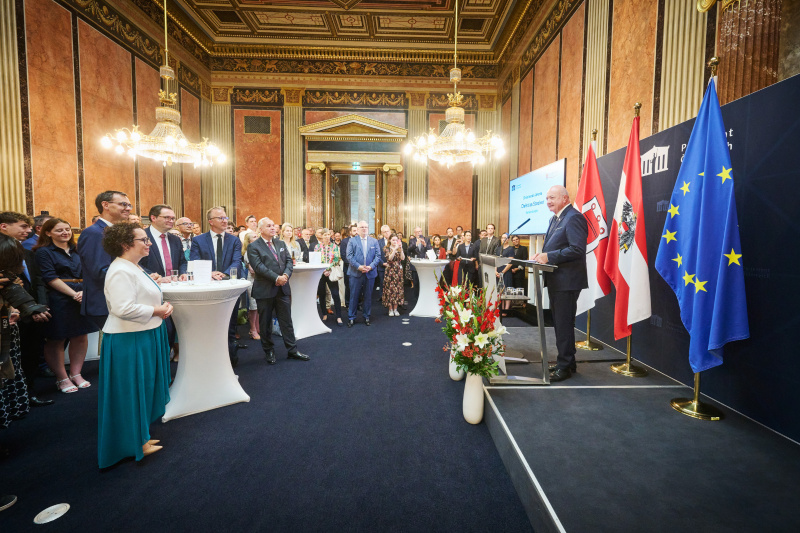 Ansprache Bundeskanzler Christian Stocker (ÖVP). Blick Richtung Veranstaltungsteilnehmerinnen und -teilnehmer