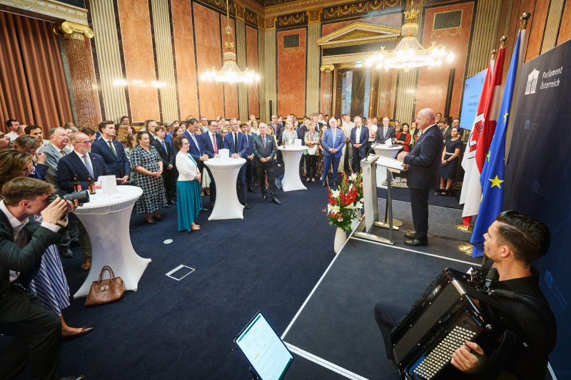 Ansprache Bundeskanzler Christian Stocker (ÖVP). Blick Richtung Veranstaltungsteilnehmerinnen und -teilnehmer