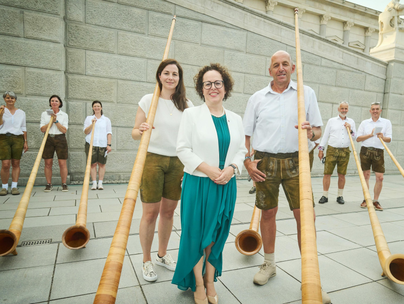 Bundesratspräsidentin Christine Schwarz-Fuchs (ÖVP) und die Warther Alphornbläser