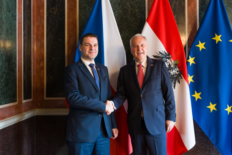 Fahnenfoto. Von links: Außenminister der Tschechischen Republik Petr Macinka, Nationalratspräsident Walter Rosenkranz (FPÖ)