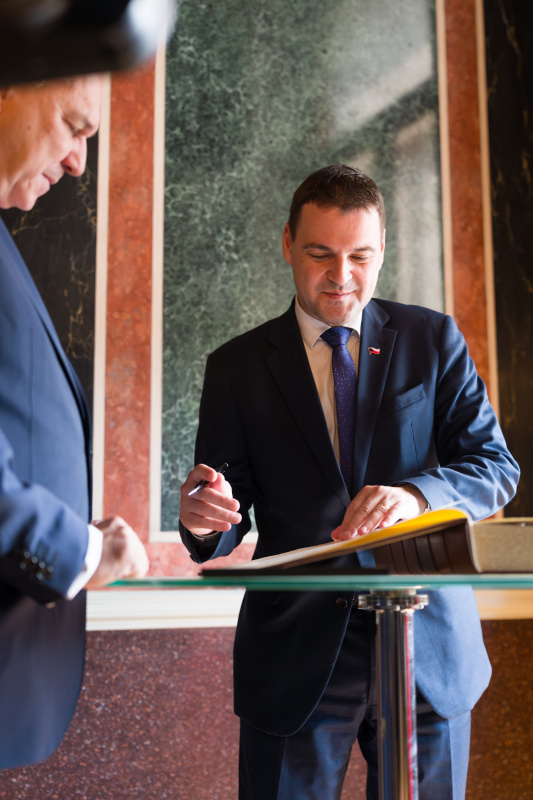 Gästebucheintrag. Von links: Nationalratspräsident Walter Rosenkranz (FPÖ), Außenminister der Tschechischen Republik Petr Macinka