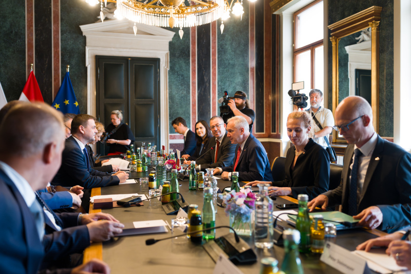 Arbeitsgespräch. Linke Tischhälfte: tschechische Delegation unter der Leitung des Außenministers der Tschechischen Republik Petr Macinka (Mitte). Rechte Tischhälfte: österreichische Delegation unter der Leitung von Nationalratspräsident Walter Rosenkranz (FPÖ) (3. von rechts)
