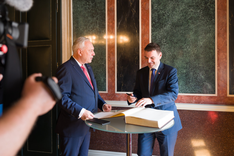 Gästebucheintrag. Von links: Nationalratspräsident Walter Rosenkranz (FPÖ), Außenminister der Tschechischen Republik Petr Macinka