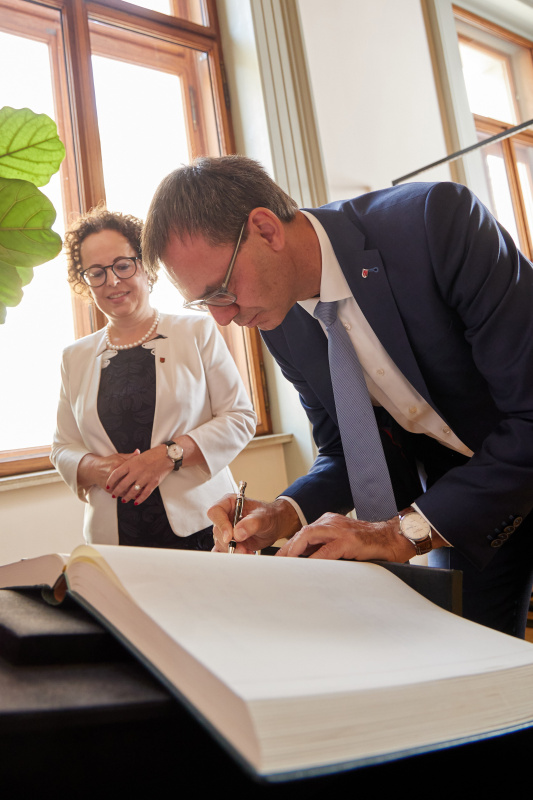 Gästebucheintrag. Von links: Bundesratspräsidentin Christine Schwarz-Fuchs (ÖVP), Landeshauptmann von Vorarlberg Markus Wallner
