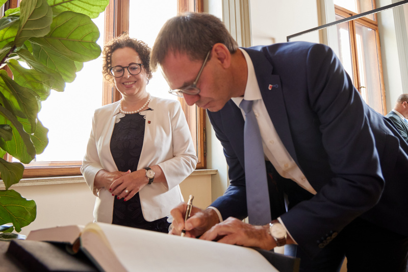 Gästebucheintrag. Von links: Bundesratspräsidentin Tschechische Delegation unter der Leitung des Außenministers der Tschechischen Republik Petr Macinka