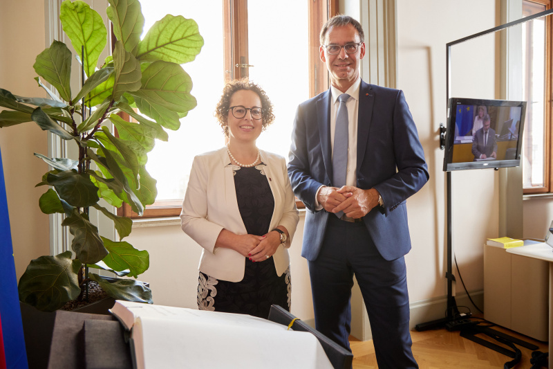 Gästebucheintrag. Von links: Bundesratspräsidentin Christine Schwarz-Fuchs (ÖVP), Landeshauptmann von Vorarlberg Markus Wallner