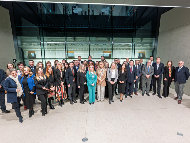 Gruppenfoto mit den Veranstaltungsteilnehmerinnen und -teilnehmern 