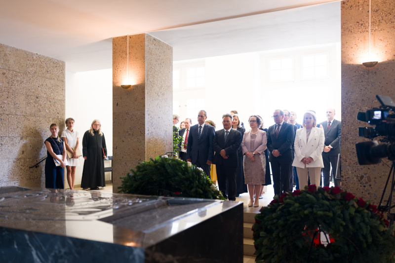 Stilles Andenken. Von links: Stellvertretender Vorsitzender des Volksgruppenbeirats der Roma Andreas Sarközi, Vorsitzender des Volksgruppenbeirats der Roma Emmerich Gärtner-Horvath, Präsidentin des Bundesrats Christine Schwarz-Fuchs (ÖVP), Zweiter Nationalratspräsident Peter Haubner (ÖVP), Dritte Nationalratspräsidentin Doris Bures (SPÖ)