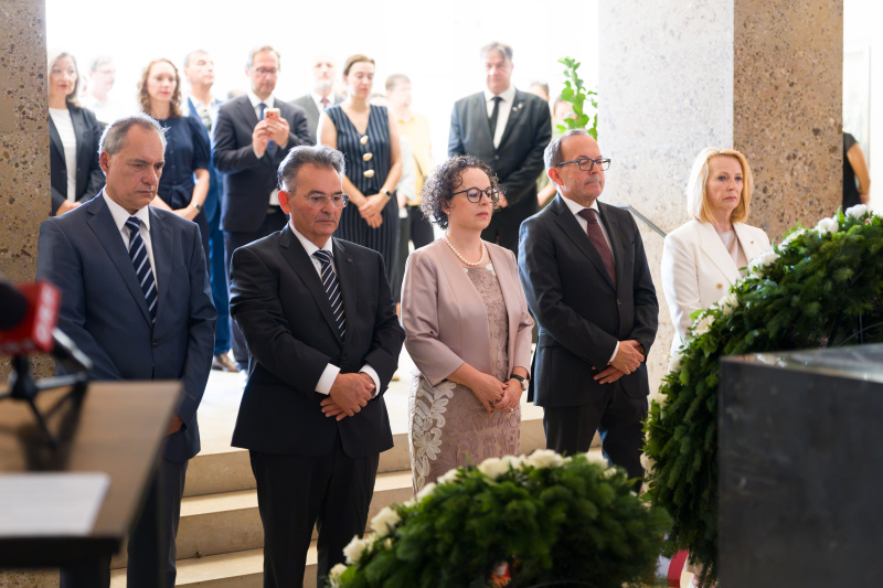 Stilles Andenken. Von links: Stellvertretender Vorsitzender des Volksgruppenbeirats der Roma Andreas Sarközi, Vorsitzender des Volksgruppenbeirats der Roma Emmerich Gärtner-Horvath, Präsidentin des Bundesrats Christine Schwarz-Fuchs (ÖVP), Zweiter Nationalratspräsident Peter Haubner (ÖVP), Dritte Nationalratspräsidentin Doris Bures (SPÖ)