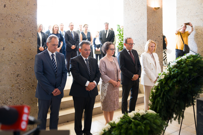 Stilles Andenken. Von links: Stellvertretender Vorsitzender des Volksgruppenbeirats der Roma Andreas Sarközi, Vorsitzender des Volksgruppenbeirats der Roma Emmerich Gärtner-Horvath, Präsidentin des Bundesrats Christine Schwarz-Fuchs (ÖVP), Zweiter Nationalratspräsident Peter Haubner (ÖVP), Dritte Nationalratspräsidentin Doris Bures (SPÖ)