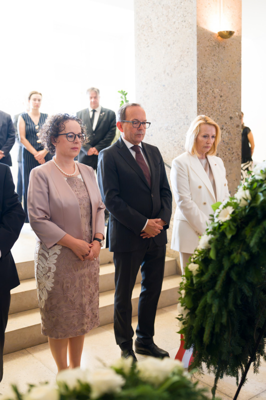 Stilles Andenken. Von links: Präsidentin des Bundesrats Christine Schwarz-Fuchs (ÖVP), Zweiter Nationalratspräsident Peter Haubner (ÖVP), Dritte Nationalratspräsidentin Doris Bures (SPÖ)