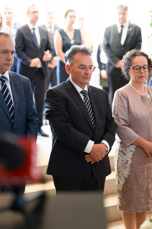 Stilles Andenken. Von links: Stellvertretender Vorsitzender des Volksgruppenbeirats der Roma Andreas Sarközi, Vorsitzender des Volksgruppenbeirats der Roma Emmerich Gärtner-Horvath, Präsidentin des Bundesrats Christine Schwarz-Fuchs (ÖVP)