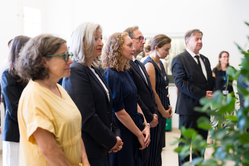 Von links: Bundesratsmitglied Elisabeth Kittl (GRÜNE), Nationalratsabgeordnete Gertraud Auinger-Oberzaucher (NEOS), Nationalratsabgeordnete Pia Maria Wieninger (SPÖ), Nationalratsabgeordneter Andreas Minnich (ÖVP), Nationalratsabgeordnete Alma Zadić (GRÜNE), Bundesratsmitglied Klemens Kofler (FPÖ)