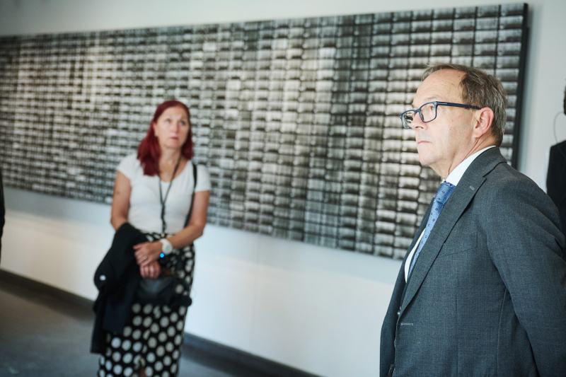 Von links: Vorständin Nationalfonds und des Allgemeinen Entschädigungsfonds Hannah Lessing, Zweiter Nationalratspräsident Peter Haubner (ÖVP)
