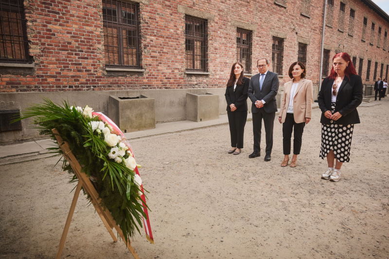 Gedenkzeremonie bei der „Wall of Death“. Von links: Vorständin Nationalfonds und des Allgemeinen Entschädigungsfonds Judith Pfeffer, Zweiter Nationalratspräsident Peter Haubner (ÖVP), Generalkonsulin Regina Figl, Vorständin Nationalfonds und des Allgemeinen Entschädigungsfonds Hannah Lessing