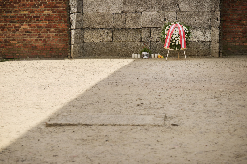 Gedenkzeremonie bei der „Wall of Death“. Kranz und Kranzschleife mit der Aufschrift „we rembember – Austrian Parliament“