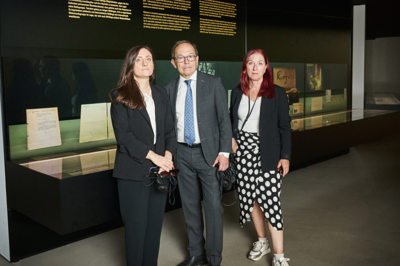 Österreichische Länderausstellung (Block 17). Von links: Vorständin Nationalfonds und des Allgemeinen Entschädigungsfonds Judith Pfeffer, Zweiter Nationalratspräsident Peter Haubner (ÖVP), Vorständin Nationalfonds und des Allgemeinen Entschädigungsfonds Hannah Lessing