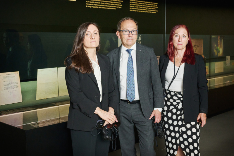 Österreichische Länderausstellung (Block 17). Von links: Vorständin Nationalfonds und des Allgemeinen Entschädigungsfonds Judith Pfeffer, Zweiter Nationalratspräsident Peter Haubner (ÖVP), Vorständin Nationalfonds und des Allgemeinen Entschädigungsfonds Hannah Lessing