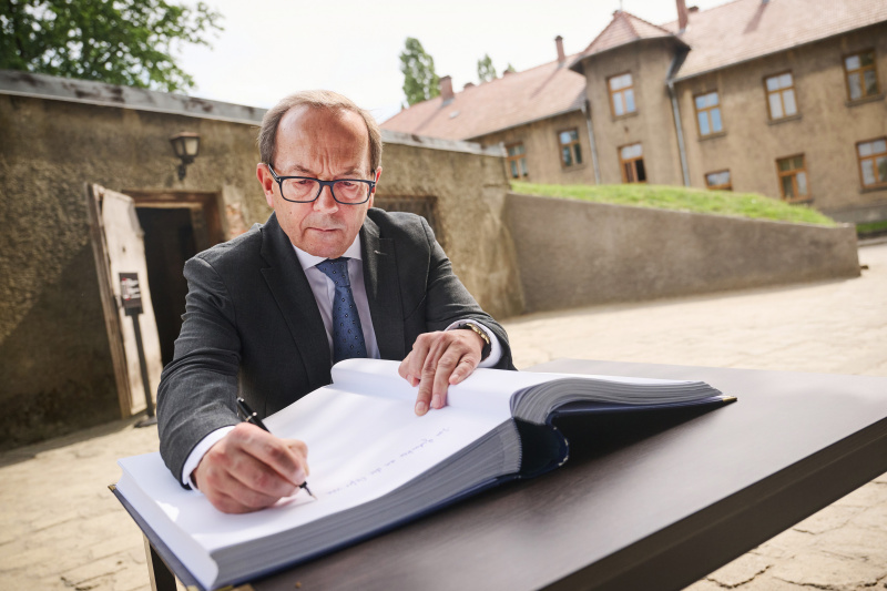 Gästebucheintrag. Zweiter Nationalratspräsident Peter Haubner (ÖVP)