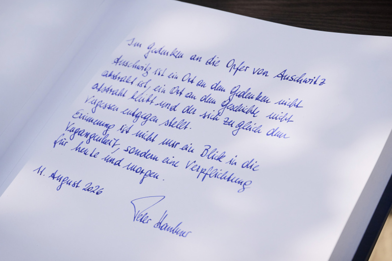 Gästebuch mit dem Eintrag des Zweiten Nationalratspräsidenten Peter Haubner (ÖVP)