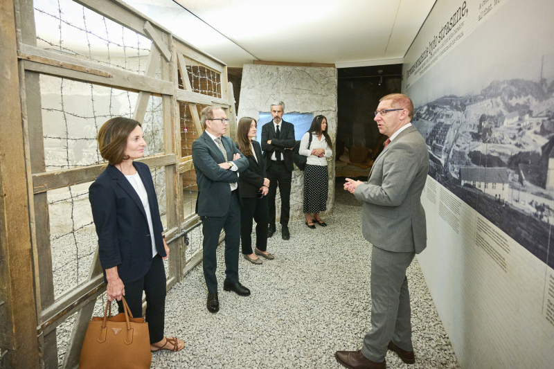 Besuch Museum Email-Fabrik Oskar Schindler. Von links: Generalkonsulin Regina Figl, Zweiter Nationalratspräsident Peter Haubner (ÖVP), Vorständin Nationalfonds Judith Pfeffer