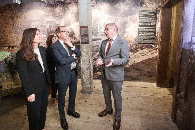 Besuch Museum Email-Fabrik Oskar Schindler. Von links: Vorständin Nationalfonds  Judith Pfeffer, Zweiter Nationalratspräsident Peter Haubner (ÖVP)