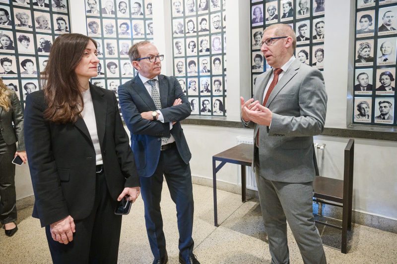 Besuch Museum Email-Fabrik Oskar Schindler. Von links: Vorständin Nationalfonds Judith Pfeffer, Zweiter Nationalratspräsident Peter Haubner (ÖVP)