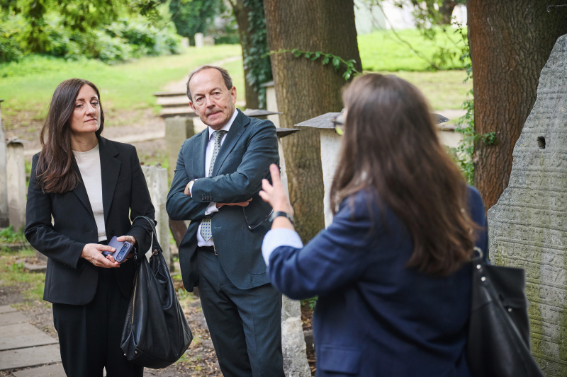 Führung durch das historische jüdische Viertel von Krakau. Von links: Vorständin Nationalfonds Judith Pfeffer, Zweiter Nationalratspräsident Peter Haubner (ÖVP)