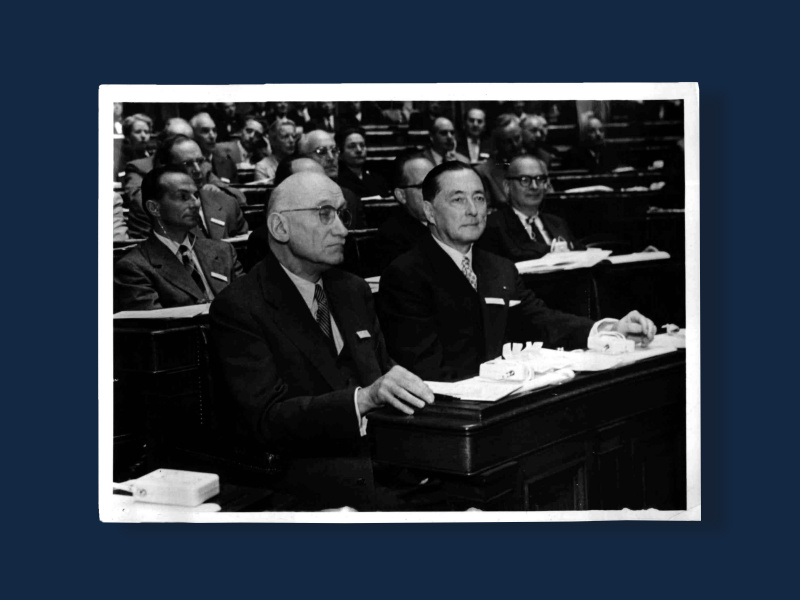 Der aus einer böhmischen Familie stammende Gründer der Paneuropabewegung Richard Coudenhove-Kalergi (rechts) mit Robert Schuman bei der Eröffnungssitzung des Parlamentarischen Rates der Europabewegung im Großen Sitzungssaal des österreichischen Parlamentes (1956)