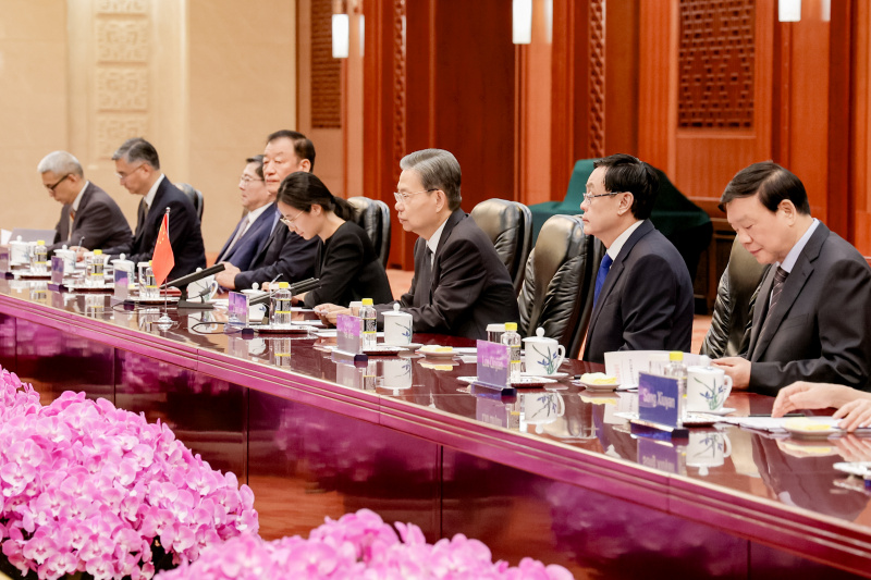 Arbeitsgespräch. Rechte Tischhälfte: chinesische Delegation unter der Leitung des Vorsitzenden des Ständigen Ausschusses des Nationalen Volkskongresses der Volksrepublik China S.E. Zhao Leji (6. von links)