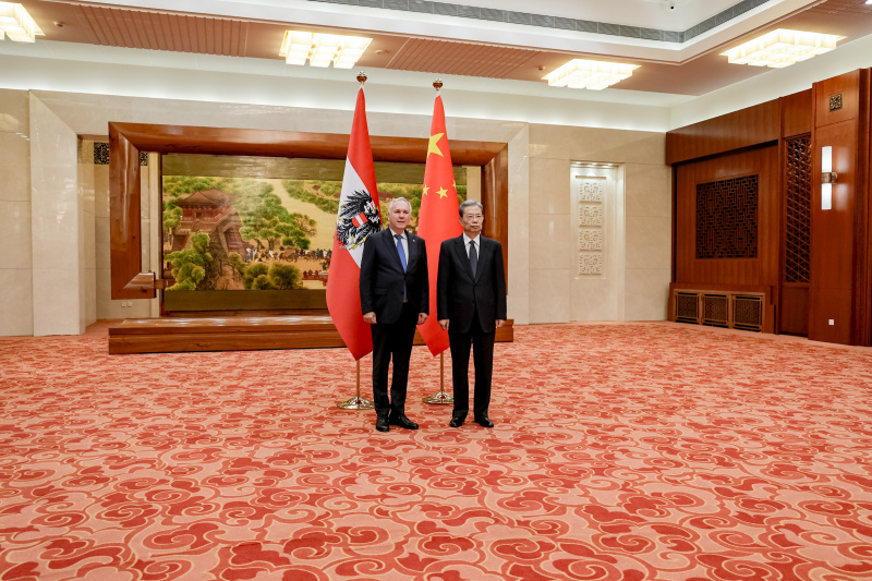 Fahnenfoto. Von links: Nationalratspräsident Walter Rosenkranz (FPÖ), Vorsitzender des Ständigen Ausschusses des Nationalen Volkskongresses der Volksrepublik China S.E. Zhao Leji